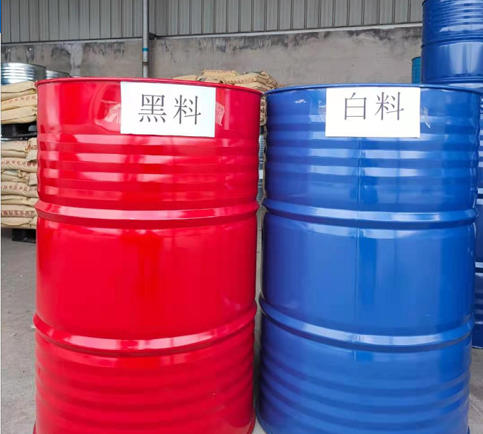 噴涂硬泡聚氨酯以聚氨酯黑料(聚合MDI)、順達白料(組合聚醚)為雙組分。按照質量比1:1的比例，通過高壓無氣噴槍自動混合均勻，然后以氣霧的形式高速噴涂，由于其優異的自粘接性能，最終在被噴涂面上形成均勻、細膩的泡沫體