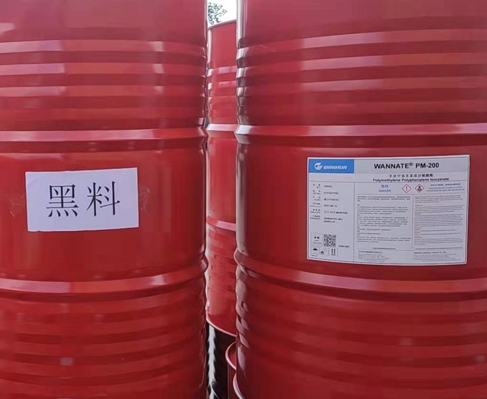 噴涂硬泡聚氨酯以聚氨酯黑料(聚合MDI)、順達白料(組合聚醚)為雙組分。按照質量比1:1的比例，通過高壓無氣噴槍自動混合均勻，然后以氣霧的形式高速噴涂，由于其優異的自粘接性能，最終在被噴涂面上形成均勻、細膩的泡沫體