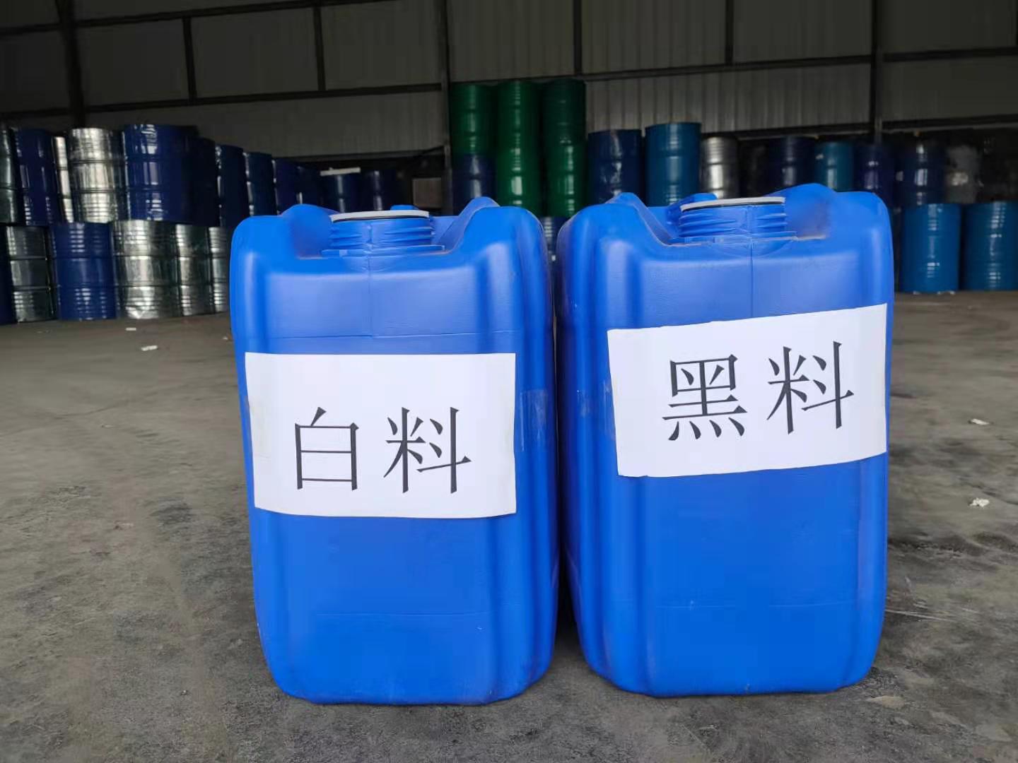 噴涂硬泡聚氨酯以聚氨酯黑料(聚合MDI)、順達白料(組合聚醚)為雙組分。按照質量比1:1的比例，通過高壓無氣噴槍自動混合均勻，然后以氣霧的形式高速噴涂，由于其優異的自粘接性能，最終在被噴涂面上形成均勻、細膩的泡沫體