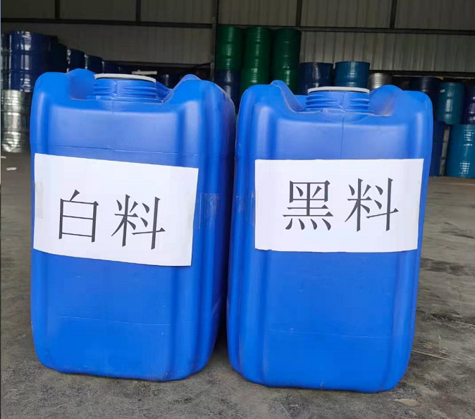 噴涂硬泡聚氨酯以聚氨酯黑料(聚合MDI)、順達白料(組合聚醚)為雙組分。按照質量比1:1的比例，通過高壓無氣噴槍自動混合均勻，然后以氣霧的形式高速噴涂，由于其優異的自粘接性能，最終在被噴涂面上形成均勻、細膩的泡沫體